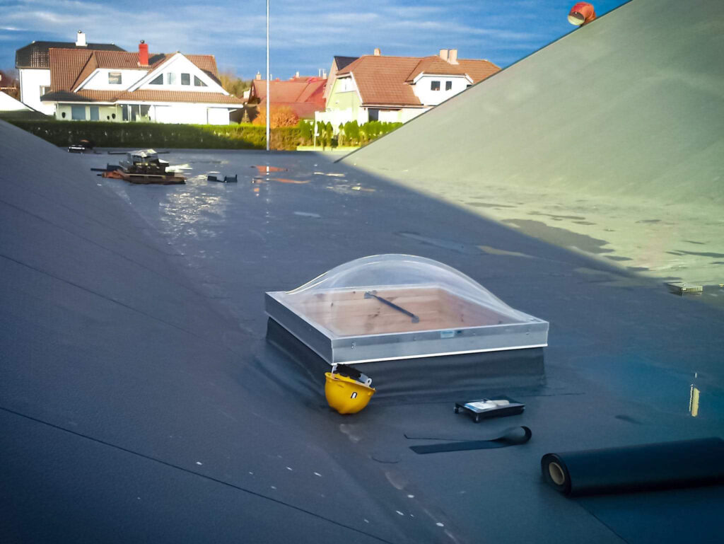 Izolacja i obróbka wyłazu dachowego membraną PVC